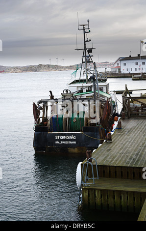 Bateau de pêche sur le quai attendant d'aller en mer Banque D'Images