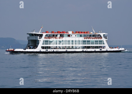 Le car-ferry Brennero, l'un des plus grands ferries dans la flotte, approches Gardone Riviera, sur le lac de Garde. Banque D'Images