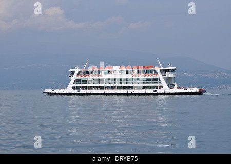 Le car-ferry Brennero, l'un des plus grands ferries dans la flotte, approches Gardone Riviera, sur le lac de Garde. Banque D'Images