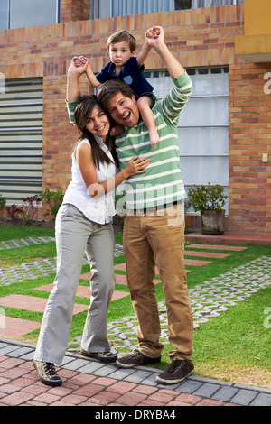 Jeune couple heureux dans leur nouvelle grande maison Banque D'Images