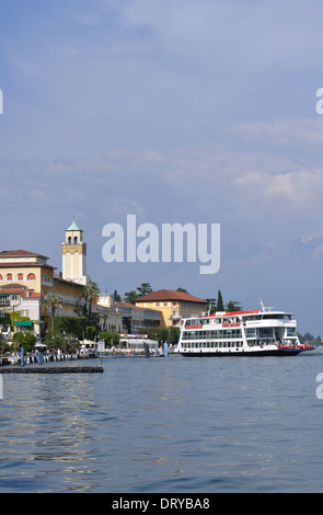 Le car-ferry Brennero, l'un des plus grands ferries dans la flotte, les appels à Gardone Riviera, sur le lac de Garde. Banque D'Images