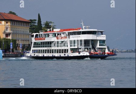 Le car-ferry Brennero, l'un des plus grands ferries dans la flotte, les feuilles Gardone Riviera, sur le lac de Garde. Banque D'Images