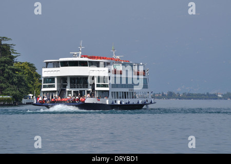 Le car-ferry Brennero, l'un des plus grands ferries dans la flotte, les feuilles Gardone Riviera, sur le lac de Garde. Banque D'Images