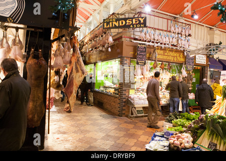 Consommateurs à la recherche de Noël en boucherie windows, Marché couvert d'Oxford. Banque D'Images