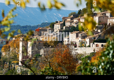 Bonnieux village en automne, la Provence typique de scène rurale au sud de la France, région du Luberon Banque D'Images