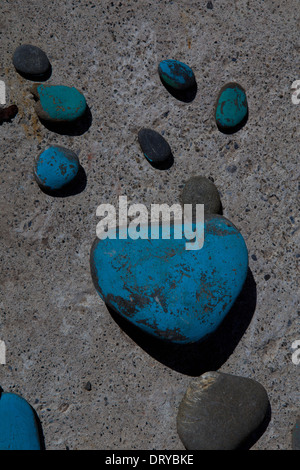 Cailloux peints en bleu. Banque D'Images