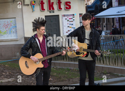 LONDON, UK, 2e mai 2014. Deux jeunes joueurs de guitare ensemble dans Leicester Square Banque D'Images