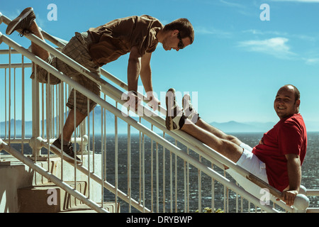 Deux happy friends having fun outdoors Banque D'Images