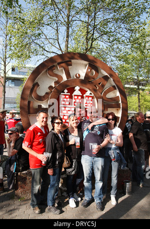 Supporters de Football Bayern Munich et le FC St Pauli à Hambourg en 2011 Stade Millerntor, St Pauli, Hambourg, Allemagne, Europe Banque D'Images