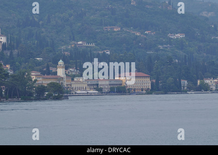 Vue de Gardone Riviera depuis le pont d'un des ferries sur le lac de Garde. Banque D'Images