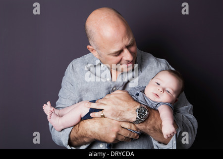 Père tenant son fils bébé Banque D'Images