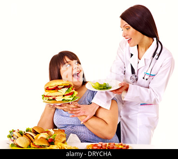 Jeune femme avec hamburger et médecin. Banque D'Images