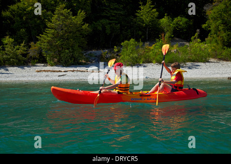 Les enfants en kayak, Sunshine Bay, Lake Wakatipu, Queenstown, Otago, île du Sud, Nouvelle-Zélande Banque D'Images