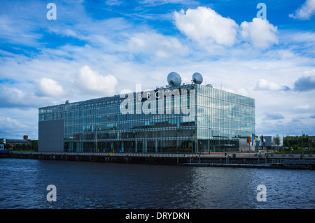 BBC Scotland siège social de Pacific Quay s'asseoir sous un ciel d'été. Banque D'Images