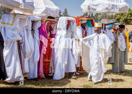 Une procession de prêtres et diacres novice au cours de la fête du Timkat (Epiphanie) Jinka, vallée de l'Omo, Ethiopie Banque D'Images