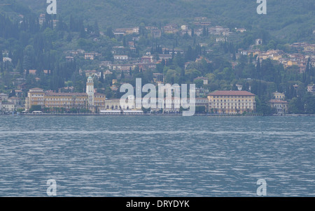 Vue de Gardone Riviera depuis le pont d'un des ferries sur le lac de Garde. Banque D'Images