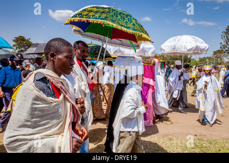 Une procession de prêtres et diacres novice au cours de la fête du Timkat (Epiphanie) Jinka, vallée de l'Omo, Ethiopie Banque D'Images