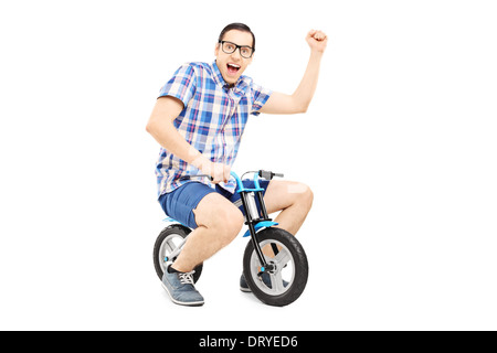 Jeune homme avec Edith équitation un petit bike Banque D'Images