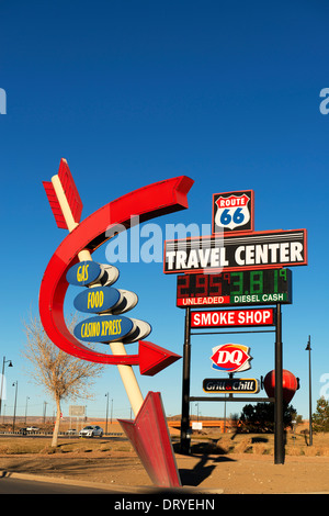 Des signes, y compris dans la forme d'une flèche, à l'entrée de la Route 66 Voyage Centre près de Albuquerque. Banque D'Images