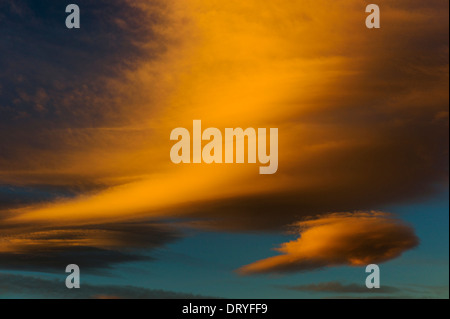 Rose et dramatique nuages orange au coucher du soleil, Salida, Colorado, USA Banque D'Images