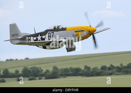 Conserves de North American P51-D Coupe 'Frankie' féroce des avions volant à l'UK 2012 Flying Legends Airshow Banque D'Images