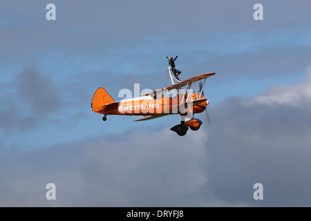 L'un de l'équipe marche-aile Breitling affichage à l'UK Flying Legends airshow en 2012 Banque D'Images