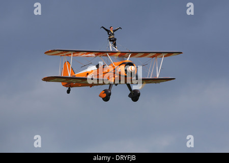 L'un de l'équipe marche-aile Breitling affichage à l'UK Flying Legends airshow en 2012 Banque D'Images