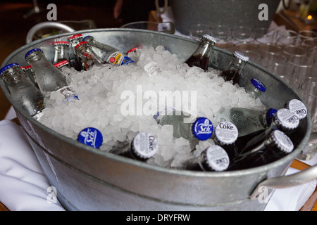 Verre trempés dans un seau de glace Banque D'Images