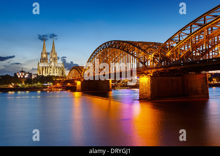 La cathédrale de Cologne et de pont Hohenzollern, Allemagne Banque D'Images