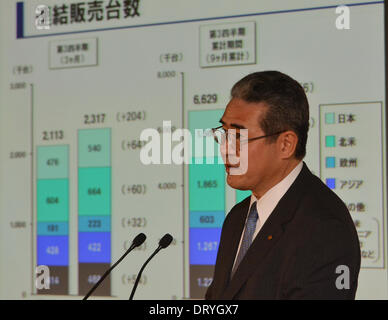 Tokyo, Japon. 4e Mar, 2014. Managine Direction Takuo Sasaki de Toyota Motor Corp. annonce ses neuf mois Le bénéfice net au cours d'une conférence de presse à sa heaed bureau à Tokyo le mardi 4 février 2014. Sasaki a déclaré que son bénéfice net entre avril et décembre plus que doublé pour atteindre 17,19 milliards de dollars sur une forte baisse du yen et la hausse des ventes à l'étranger.Dans l'exercice 2014, le plus grand constructeur automobile du monde s'attend à vendre 10,1 millions d'unités dans le monde. Credit : Natsuki Sakai/AFLO/Alamy Live News Banque D'Images