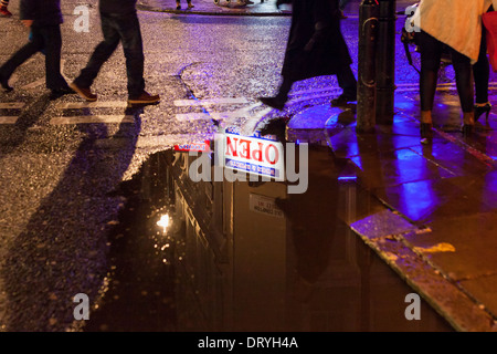 Les gens sur Old Compton Street la nuit,Soho,Londres,Angleterre Banque D'Images