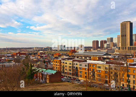 Vue sur le centre-ville de Richmond, en Virginie, de Jefferson Park en hiver. Banque D'Images