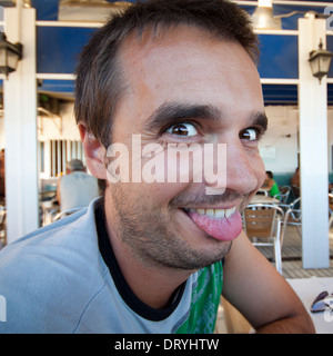 Portrait d'un homme faire des grimaces. Banque D'Images