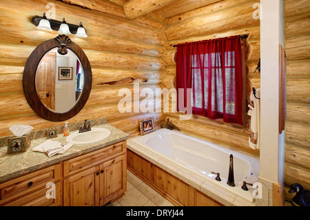 La salle de bains l'intérieur dans une cabane en bois moderne. Il dispose d''un décor de l'ouest. Banque D'Images