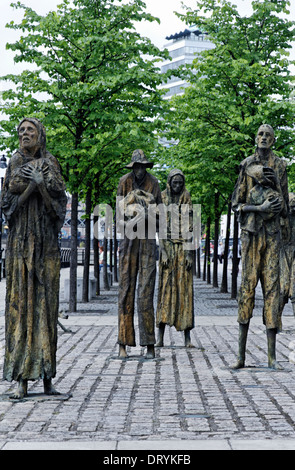 La famine memorial des statues dans Dublin Docklands, l'Irlande Banque D'Images