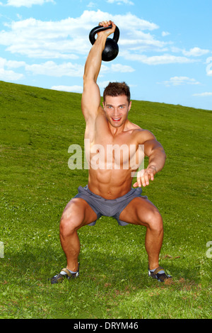 Exercices avec kettlebell par temps ensoleillé Banque D'Images