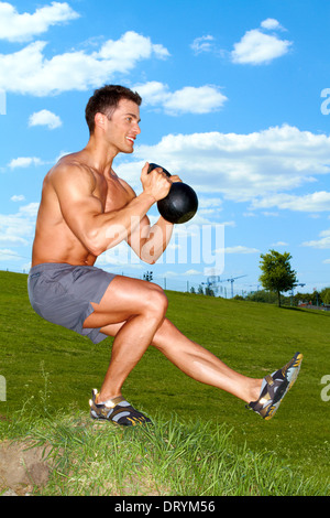Exercices avec kettlebell par temps ensoleillé Banque D'Images
