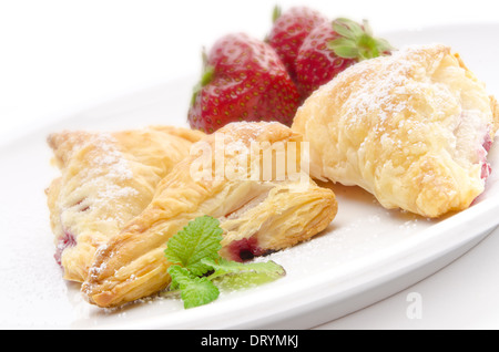 La pâte feuilletée poches avec remplissage de fraises Banque D'Images