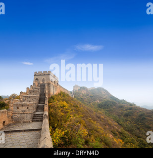 La grande muraille de Chine sous le ciel bleu Banque D'Images