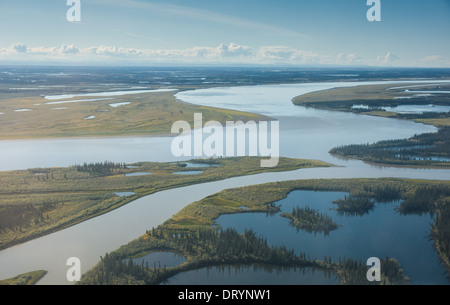 Une vue aérienne du fleuve Mackenzie Delta comme il s'approche de l'océan Arctique dans les Territoires du Nord-Ouest Banque D'Images