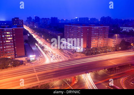 La circulation urbaine sur le viaduc de nuit Banque D'Images