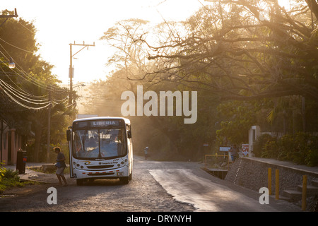 Le bus pour le Libéria s'arrête devant un centre commercial dans le centre de Tamarindo dans le cadre de son itinéraire prévu Banque D'Images