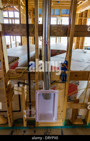 L'intérieur de l'ossature inachevée nouvelle maison en construction Banque D'Images