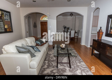 Salon, salle à manger et l'entrée à la mi-taille suburban home Banque D'Images