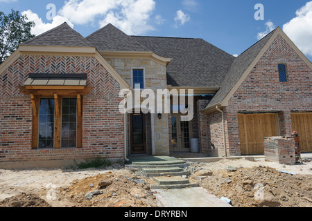 Nouvelle page d'accueil personnalisé de deux étages en construction, presque fini, sauf pour le nettoyage et l'aménagement paysager Banque D'Images