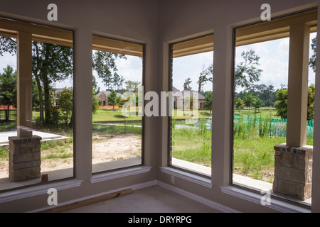 Vue large de salon inachevé dans nouvelle maison en construction Banque D'Images