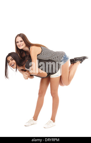 Portrait de deux copines rire, jouer et s'amuser ensemble isolated on white Banque D'Images