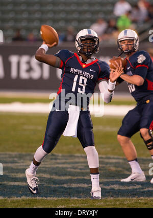 Carson, CA, USA. 5Th Jan, 2014. 5 janvier 2014 Carson, CA.Côte Est de l'équipe bleue non commis le quart-arrière (19) Quentin Gibson se réchauffe avant le 3ème Congrès Annuel Semper Fidelis All-American Bowl match de football entre l'équipe bleue à partir de la côte est, et l'équipe de blanc à partir de la côte ouest, à l'StubHub Center de Carson, en Californie. La côte ouest de l'équipe blanc a gagné 31-24. (Crédit obligatoire : Juan Lainez / MarinMedia / Cal Sport Media) © csm/Alamy Live News Banque D'Images