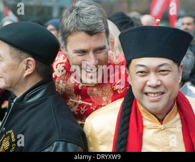 Vancouver, Colombie-Britannique, Canada. 4e Mar, 2014. Le maire de Vancouver, Gregor Robertson (centre) arrive dans le quartier chinois pour le début de la Nouvel An chinois 2014 défilé pour célébrer l'année du cheval dans la région de Vancouver. Credit : Heinz Ruckemann/ZUMA/ZUMAPRESS.com/Alamy fil Live News Banque D'Images