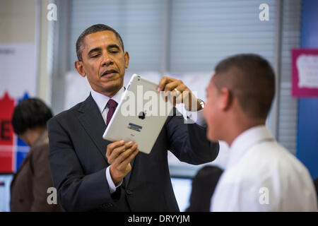 Adelphi, Maryland, USA. Le 04 février, 2014. Le président des États-Unis Barack Obama se prépare à utiliser un iPad pour enregistrer une septième année dans une classe qui utilise la technologie pour améliorer l'apprentissage, avant de délivrer les remarques sur l'Initiative connecté à Buck Lodge Middle School à Adelphi, Maryland, USA, 04 février 2014. Le Président Obama est connecté à l'initiative de réunir toutes les écoles dans l'ère du numérique avec la technologie sans fil et à large bande. Crédit : JIM LOSCALZO /extérieure via CNP/dpa/Alamy Live News Banque D'Images